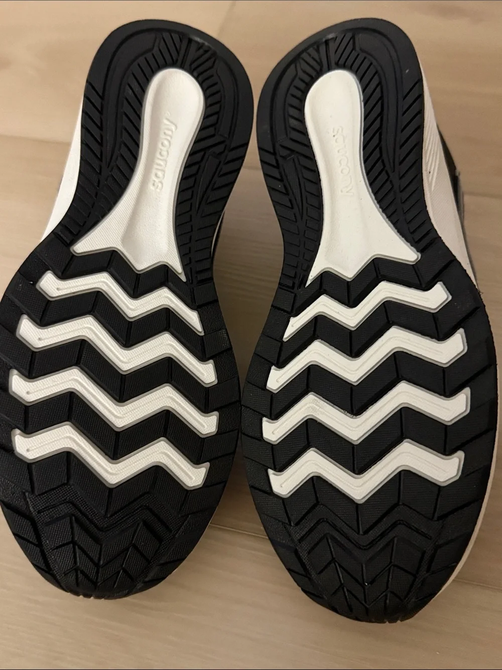 NWOB Child Saucony Cohesion KDZ Black and White Lace-Up Sneakers Size 5.5